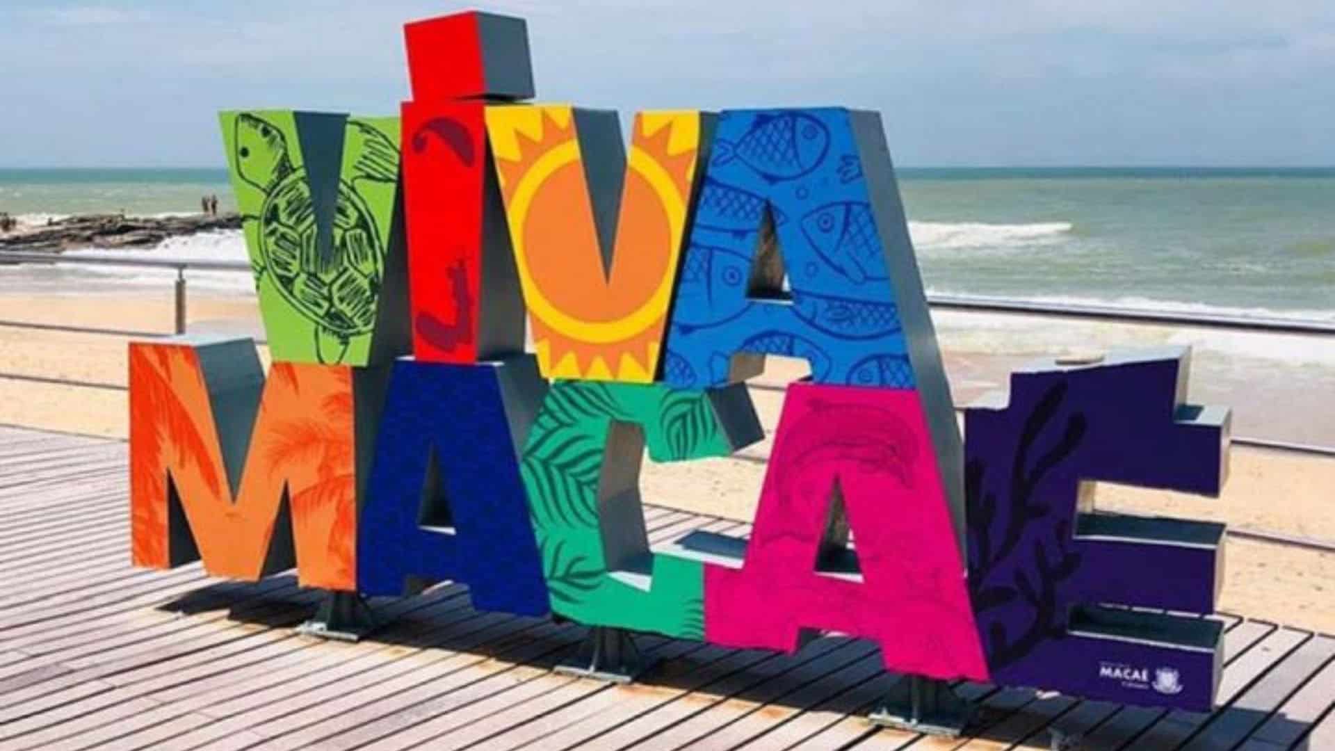 imagem de letras grandes na praia formando a palavra Viva Macaé
